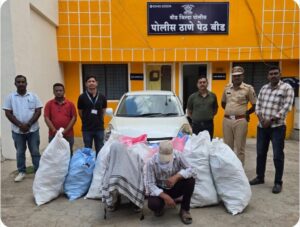 बीड | प्रतिनिधी
राज्य सरकारने गुटखा तसेच तंबाखूजन्य पदार्थांच्या विक्री, वाहतूक व साठ्यावर बंदी घातलेली असतानाही बीड जिल्ह्यात गुटख्याची अवैध विक्री व वाहतूक सुरूच असल्याचे चित्र आहे. पेठ बीड पोलीस ठाण्याचे सपोनि मुसळे यांना मिळालेल्या गोपनीय माहितीच्या आधारे मिल्लतनगर परिसरात बुटक्याचा साठा असल्याची माहिती मिळाल्याने तात्काळ वल्लभनगर भागात कारवाई करत प्रतिबंधित गुटख्याचा साठा जप्त केला. या कारवाईत सुमारे ६ लाख ४९ हजार रुपयांचा मुद्देमाल ताब्यात घेण्यात आला असून दोघांना पकडण्यात आले आहे. तर एक जण पसार झाला. माहिती मिळताच पोलिसांनी पंचांना सोबत घेऊन दुपारी सुमारे १.१५ वाजता मिल्लतनगर परिसरात धाड टाकली. त्यावेळी पांढऱ्या रंगाच्या स्विफ्ट कारमधून तीन इसम गुटख्याची पोती खाली उतरवत असल्याचे पोलिसांना दिसून आले. पोलिसांची चाहूल लागताच तिन्ही जणांनी पळ काढण्याचा प्रयत्न केला. मात्र पोलिसांनी पाठलाग करून शेख समीर शेख समशोददीन (वय ३२, रा. बिलालनगर, इमामपूर रोड, पेठ बीड) आणि सय्यद वसीम सय्यद अकबर (वय ३२, रा. नागोबा गल्ली, पेठ बीड) यांना ताब्यात घेतले. तर सय्यद शाकेर सय्यद जलील (रा. महम्मदिया कॉलनी, पेठ बीड) हा पसार झाला.

